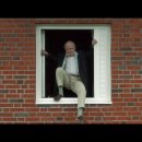 창문 넘어 도망친 100세 노인 이미지