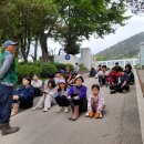 [26. 4. 28.선생님 오시는 날] 모종에 물주기, 감자밭 북돋우기, 들깻잎 심기, 상추따기, 마늘쫑뽑기 이미지