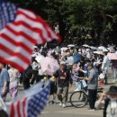 Why do Korean protesters wave American flags? 한국 시위대는 왜 미국 국기를 흔들까? 이미지