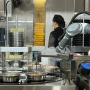 문막 휴게소의 로봇 쉐프 – 사람들은 로봇 쉐프의 조수로 전락하였다. 이미지