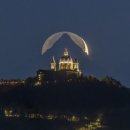 토리노 성당 위의 보름달 이미지