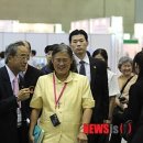 미소짓는케어 이미지