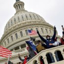 Mob storms US Capitol as Trump accused of 'coup' 이미지