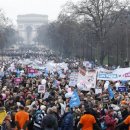 Les opposants au mariage pour tous defilent a Paris 이미지