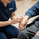 덕정의원 | [양주주간보호] 청춘재활노인복지센터 어르신들, 손가락 수포 &#39;이것&#39; 때문이었어요? 스테로이드 연고...