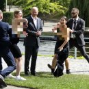 독일 총리 앞에서 상의 벗은 여성들 이미지