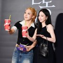 카리나의 올 블랙 룩이 뭐길래 극장을 빛낼까?