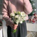 전수현웨딩으로 배달된 전주 웨딩 촬영부케, 더메이호텔 본식부케 전주꽃집 [얼리썸머 화이트그린 부케]