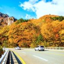 차창 너머로 펼쳐진 가을, 설악 능선이 보이는 드라이브 코스 이미지