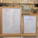 포인핸드 건강검진센터 | 포인핸드 경의숲점, 유기견과 함께 힐링할 수 있는 카페