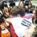 두 남자의 포옹 이미지