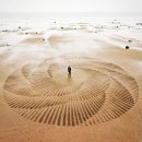 돌과 모래로 만든 예술 작품 이미지