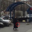 이슬람 복장 여성, 모스크바 시내서 어린아이 잘린 목 꺼내고 “알라후 아크바르(알라는 위대하다)”고 외쳐 이미지