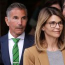 Lori Loughlin's 'smiley' appearance at court criticized: 'This is not red carpet time' by Suzy Byrne 이미지