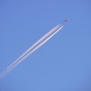 푸른 하늘에 흰 줄무늬 비행기 꼬리구름, 비행운 이미지