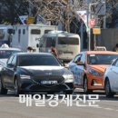 ﻿“횡단보도 건너는데 왜 지나가?” 우산으로 車 내리친 70대 이미지