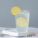 생수에 레몬 한 조각 넣어라. 무더위에 ‘물’ 제대로 마시는 법. 이미지