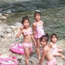 맑은물에 물소리와 맑은 유치 여아이들의 모습과영상 풍경 이미지