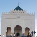 모로코 수도 라바트의 상징 하산탑▶ 우선 모하메드5세 무덤을 들렀고, 석양에 비친 하산탑과 기둥들과의 조화가 경이롭다! 이미지