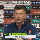 한국말로 인터뷰하는 한국 여자 축구 대표팀 감독 이미지