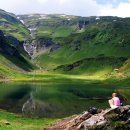 산 위에 호수 이미지