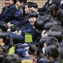 대학교 가는 일본 히사히토 황태자의 모습 이미지