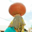 물동이 이고 가는 이미지