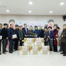 춘남 김영석 화백 한국화 전시회에서 쌀화환을 기증 받아 동작구내 소외계층 독거 노인에 전달 이미지