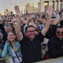 'Great honor': world leaders welcome first US pope 세계 지도자들이 최초의 미국출신 교황 환영 이미지