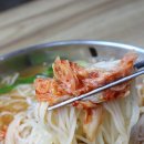 멸치가살아있는국수 이미지