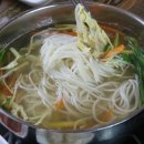 멸치가살아있는국수 이미지