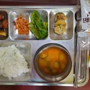 2022.05.23 - 잡곡밥, 고추장찌개, 돈갈비소스떡찜, 해물동그랑땡전, 상추겉절이, 배추김치, 소보루단팥빵/컵주스 이미지