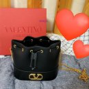 발렌티노(Valentino) 나파가죽 V로고 시그니처 체인 미니 버킷백