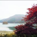붉은 치마폭에 호수를 안고 있는 무주 적상산 이미지
