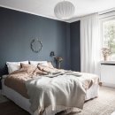 공간이 아름다운 깊고 푸른 벽 색상의 침실 이미지