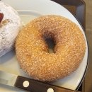 양재(야간) | 양재 도넛 맛집 퀸즈베리 도넛하우스, 시나몬도넛과 스노우볼 후기