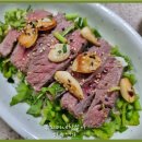 향긋한 미나리를 곁들여서 지어 먹은 부드러운 안심 스테이크 솥밥 이미지