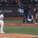 [MLB] 오늘 별걸 다 보여주는 두팀...피치클락 오버 삼진아웃.gif 이미지