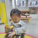 [11월26일] feel&amp;play색깔탐험대~ 검은색 종이에 흰색 눈를 표현해요❄️ 이미지