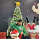 🎄(1)산타잔치-크리스마스 트리 앞에서🎄 이미지