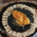 무쇠김치삼겹 - 마포구 와우산로21길 20-5 | 무쇠김치삼겹