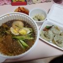 냥이 많은 식탁 이미지