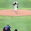 [야구] 정규시즌 마지막으로 인천을 방문한 이대호에게 인사하는 김광현 이미지