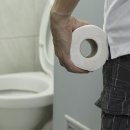 “변기 위 스마트폰, 치질 키운다”...항문 건강 지키는 올바른 생활 수칙은? 이미지