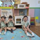 5월 26일(화) - '사랑'동요 들으며 엄마, 아빠 인형을 안아줘요🩷 / 우리 가족 걸음걸이를 흉내내며 걸어요🚶‍♂️ 이미지