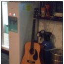 강가에 하얀집 펜션 이미지