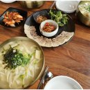 뜰안에 칼국수 이미지