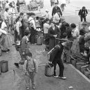 1959년 4월15일 수돗물 사정이 좋지않던 시절 급수 리어커가 오면 이미지