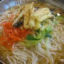 멸치가살아있는국수 이미지