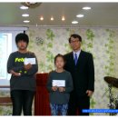 2012년 10월21일주일 낮 11시 예배중 비젼의 소식 : 퀴즈 스티커판 2번을 완성한 김우준,김서연 비젼맨에게 상금 전달 이미지